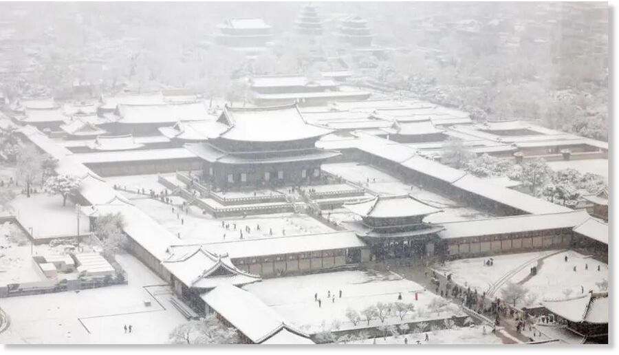 Gyeongbokgung Palace in downtown Seoul