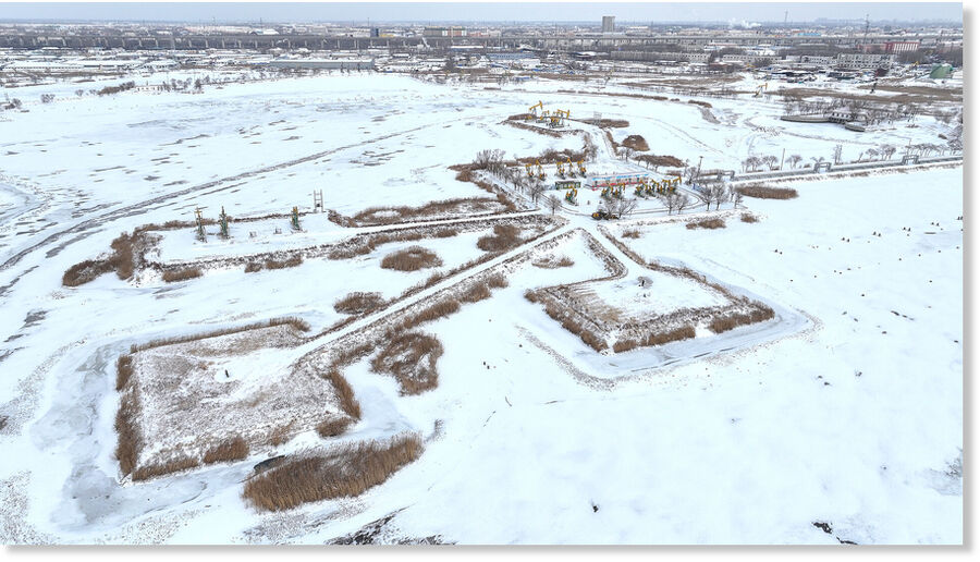 Click to enlarge Heavy snow is seen at the Daqing oilfield in northeast China's Heilongjiang Province, November 27, 2024.