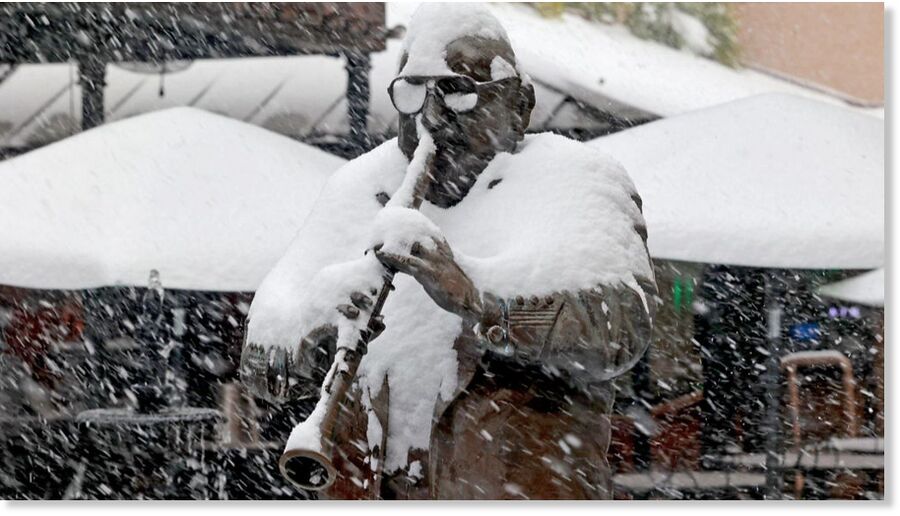 Rare snow blankets iconic Bourbon Street in New Orleans