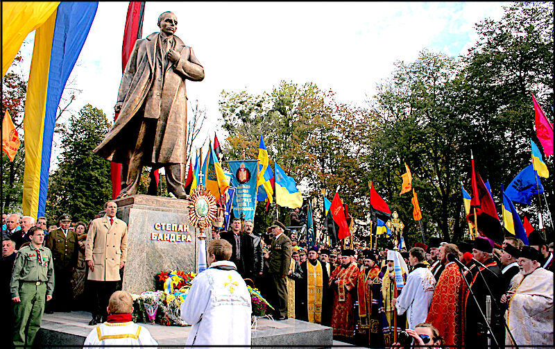 Click to enlarge Bandera statue