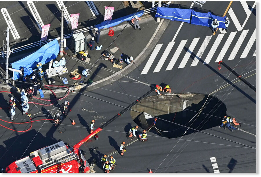 A large sinkhole at an intersection inYash