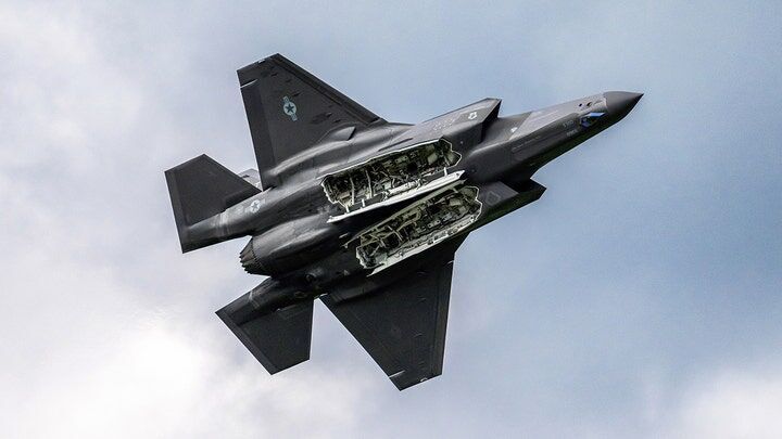 Click to enlarge F-35 fighter jet