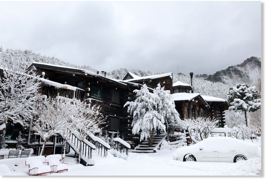 A cafe in Gangneung, Gangwon Province, is covered in snow on Monday.