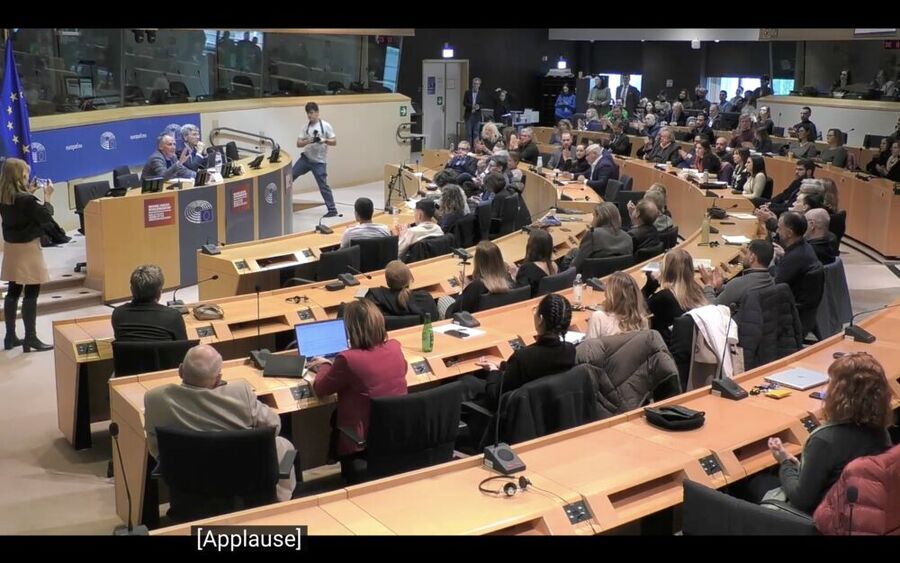 Click to enlarge European MPs hear Jeffery Sach