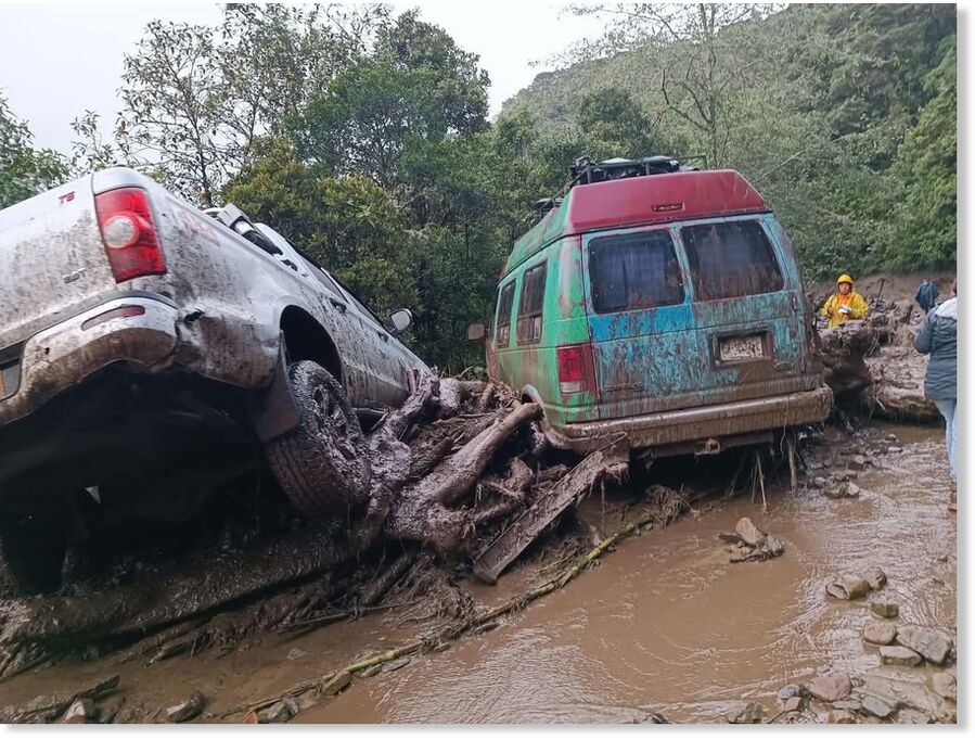An avalanche caused by heavy rains affected the road that connects Pasto with the town of El Encano, in the sector known as La Vaca Lola.