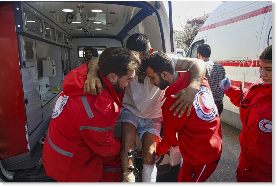Click to enlarge Red Crescent workers