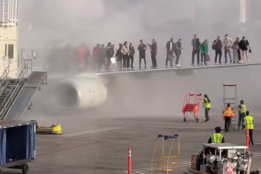 Click to enlarge passengers plane wing evacuate fire