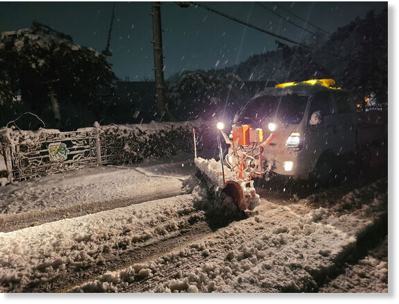 A snow plow removes snow from the road in Gangneung, Gangwon early March 17.