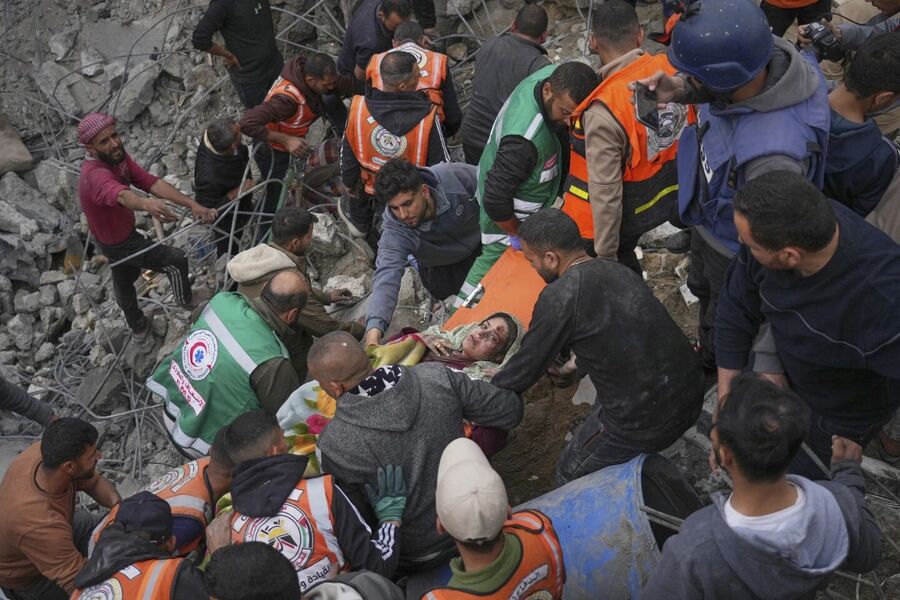 Click to enlarge gaza strike pregnant woman rescued