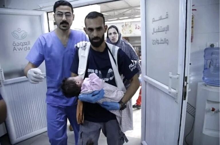 Click to enlarge baby gaza hospital injured father