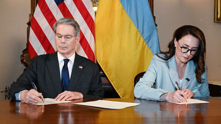 Click to enlarge US-UA signing mineral agreement