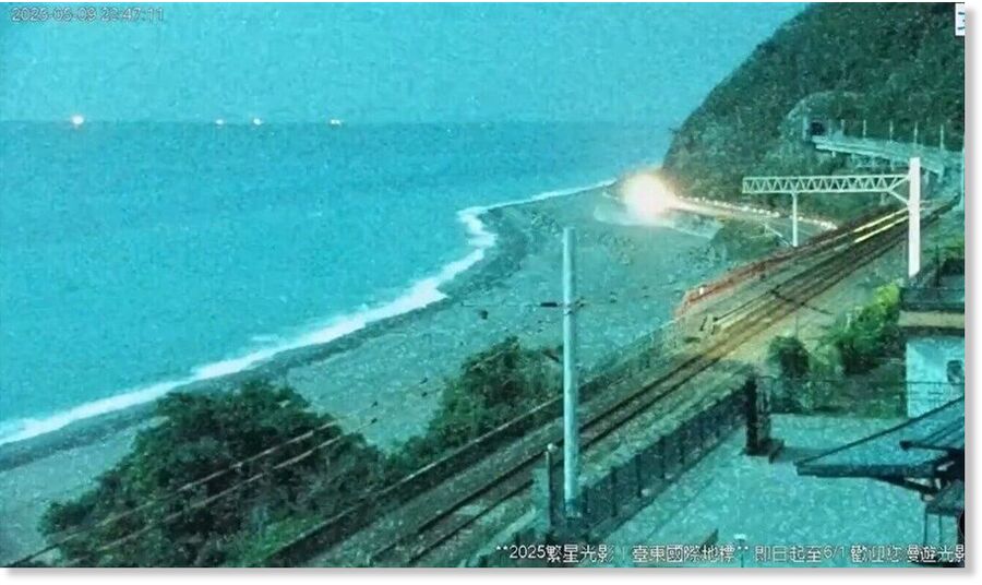 A bright light illuminates the sky over the Pacific Ocean off Taitung County on Friday night. Photo courtesy of the Taitung County Goverment