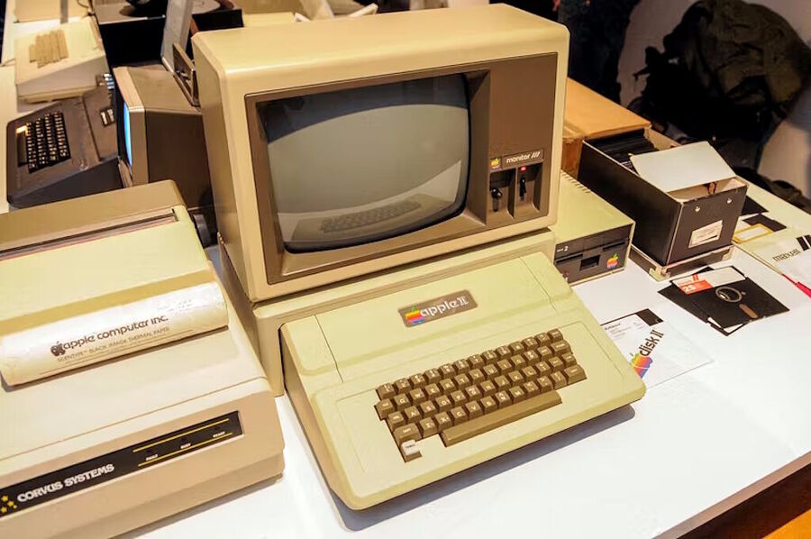 early first generation apple computer apple II