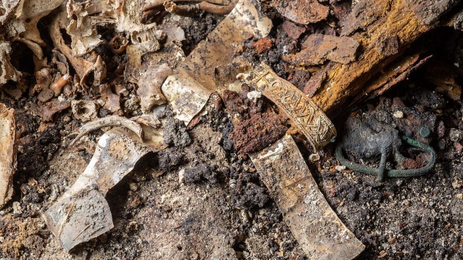 Click to enlarge bavaria 7th century grave child rich