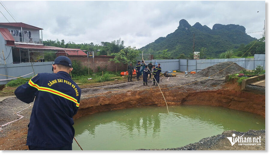 Click to enlarge Immediately after the suspected motorcycle fall into the sinkhole, Bac Kan authorities launched a search effort.