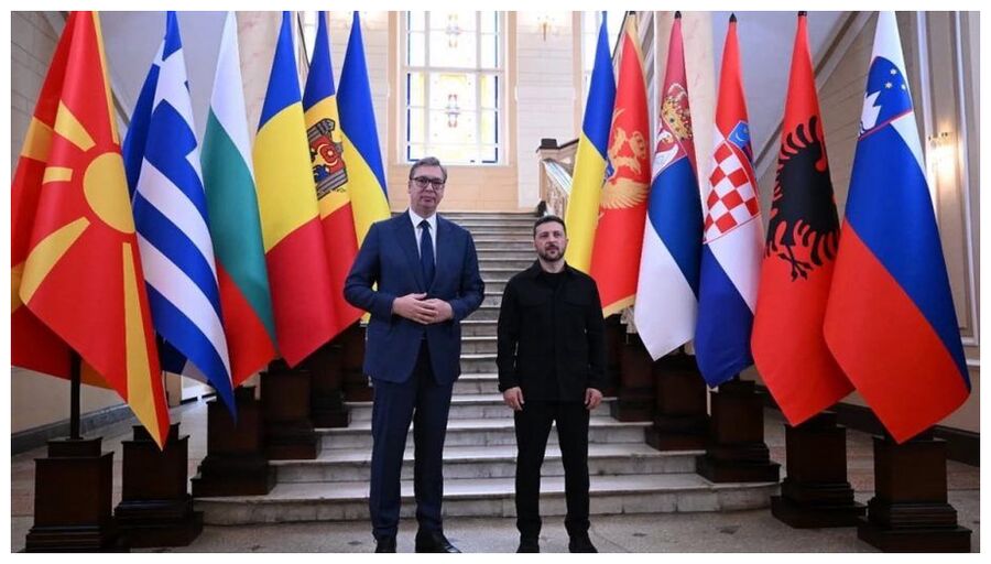 Click to enlarge Vučić and Clown