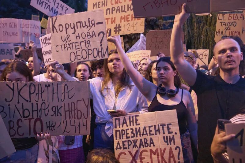Click to enlarge ukraine protest zelensky corruption