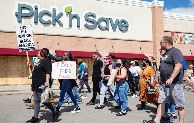 protest store closure milwaukee