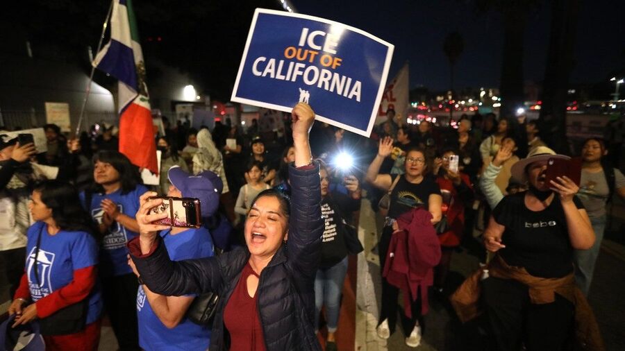 Click to enlarge sanctuary cities supporters protestors