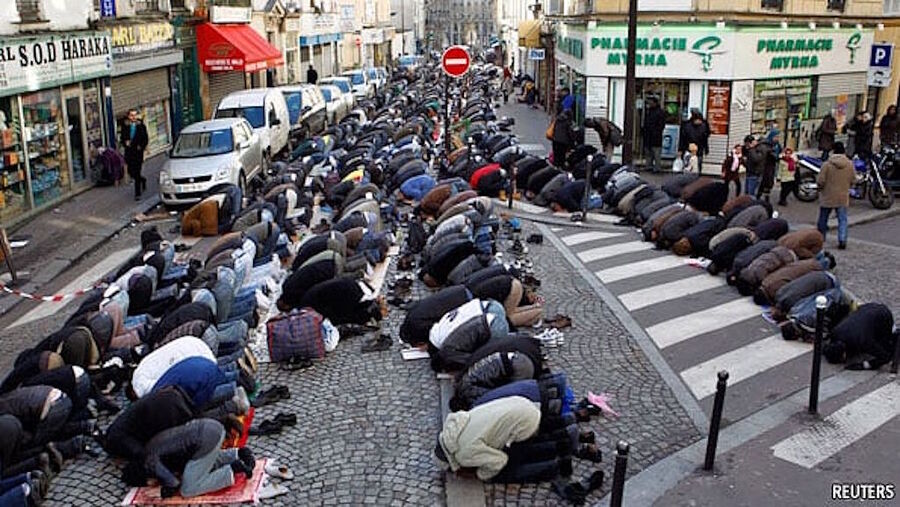 muslims pray street paris