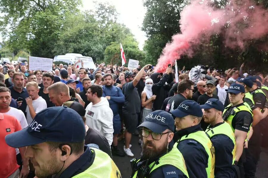 Click to enlarge protests illegal immigrants epping hotel britain
