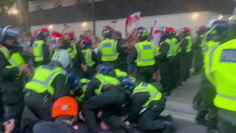 Click to enlarge st george flag britain protest police riot