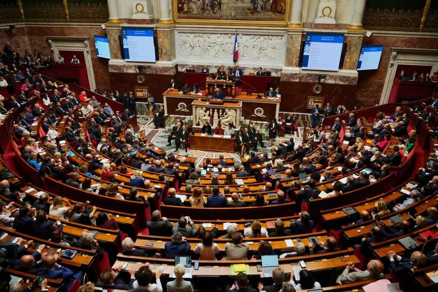 Click to enlarge french parliament no confidence vote macron