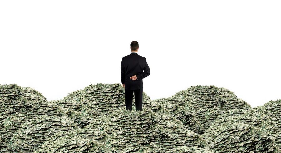 Click to enlarge snake in suit cash psychopath
