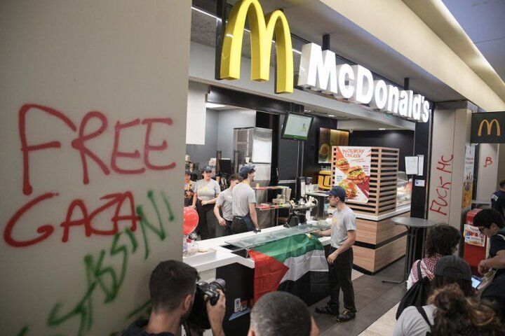 Click to enlarge protests support palestine italy