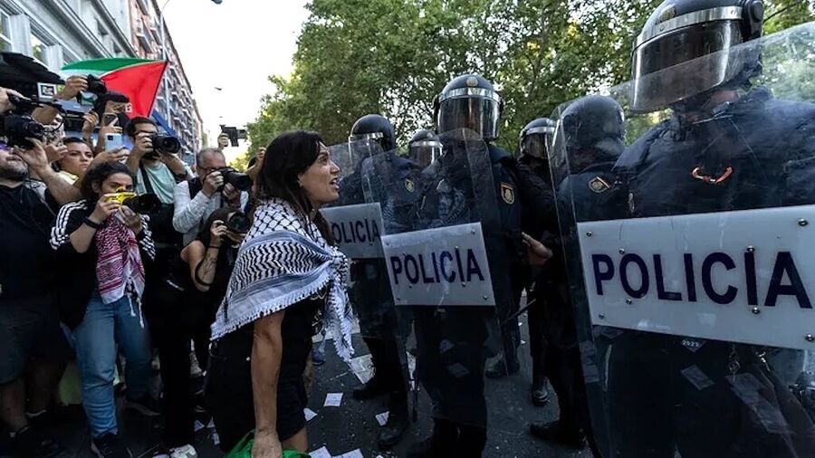 Click to enlarge spain protest bicycle race veulta