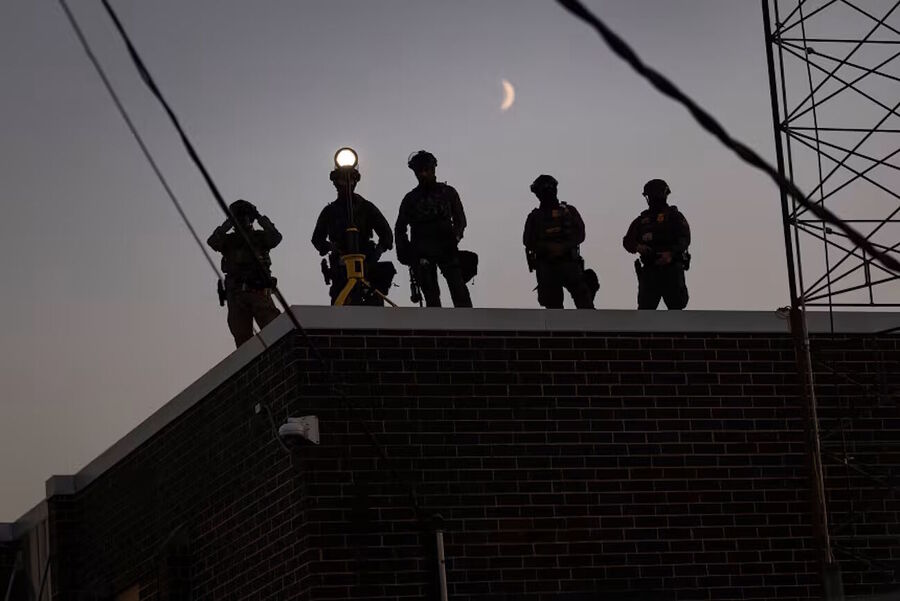 Click to enlarge national guard rooftop immigration center chicago