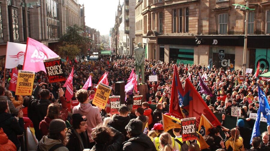 Click to enlarge britain workers protest cost of living