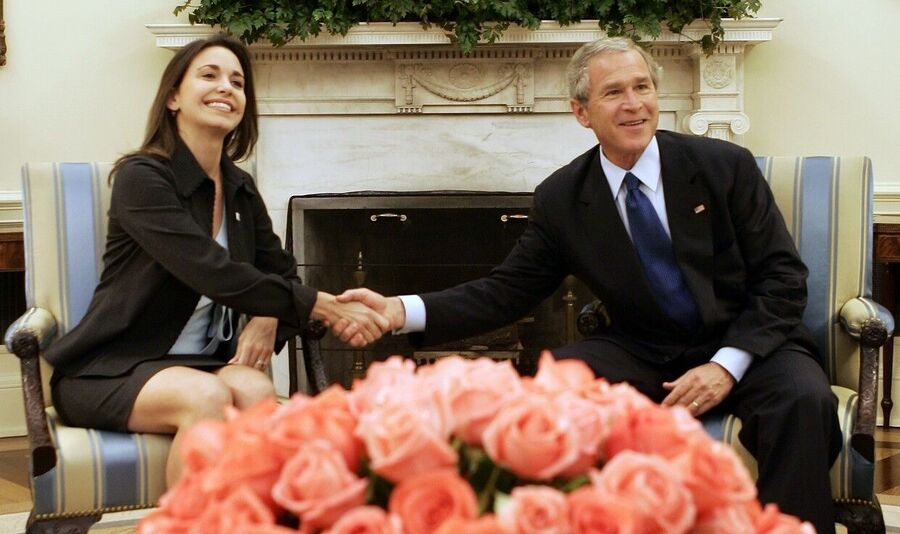 Click to enlarge George W Bush shakes hands with Maria Corina Machado