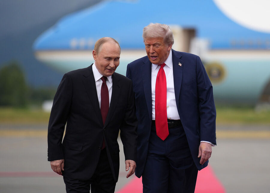 Click to enlarge Donald Trump (R) walks with Russian President Vladimir Putin