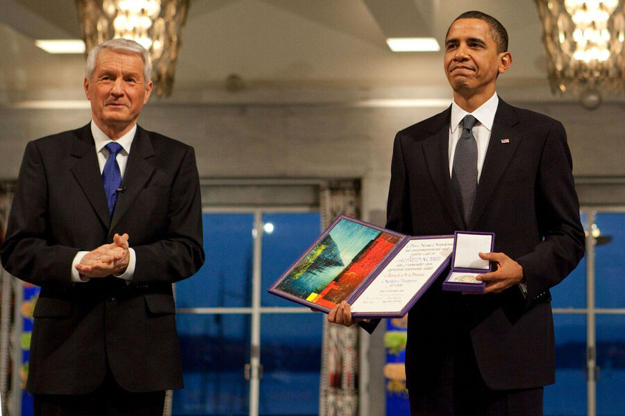 Click to enlarge Nobel Committee Chairman Thorbjorn Jagland presents President Barack Obama