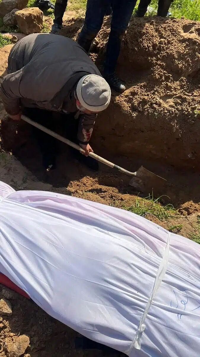 Click to enlarge Motasem Ahmed Dalloul journalist bury wife