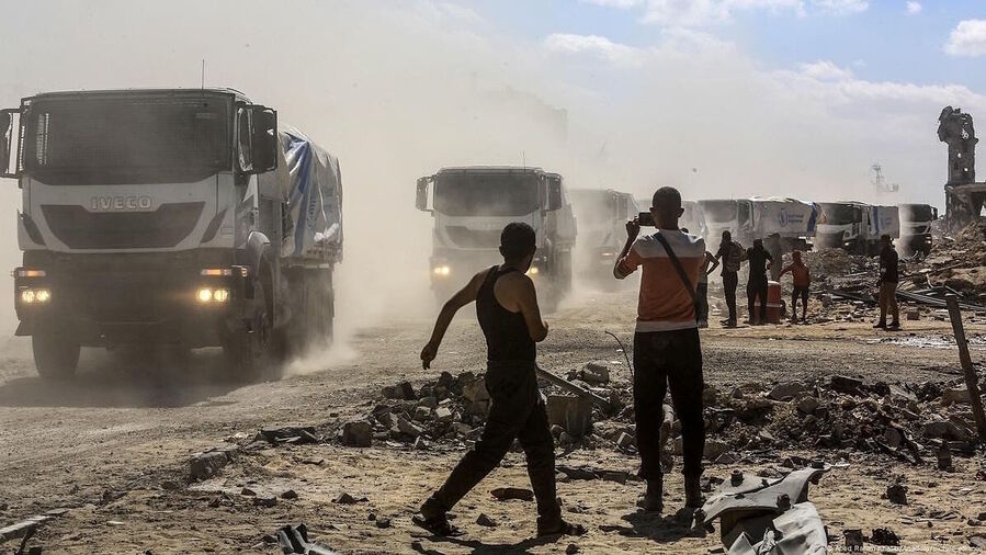 Click to enlarge children gaza aid trucks
