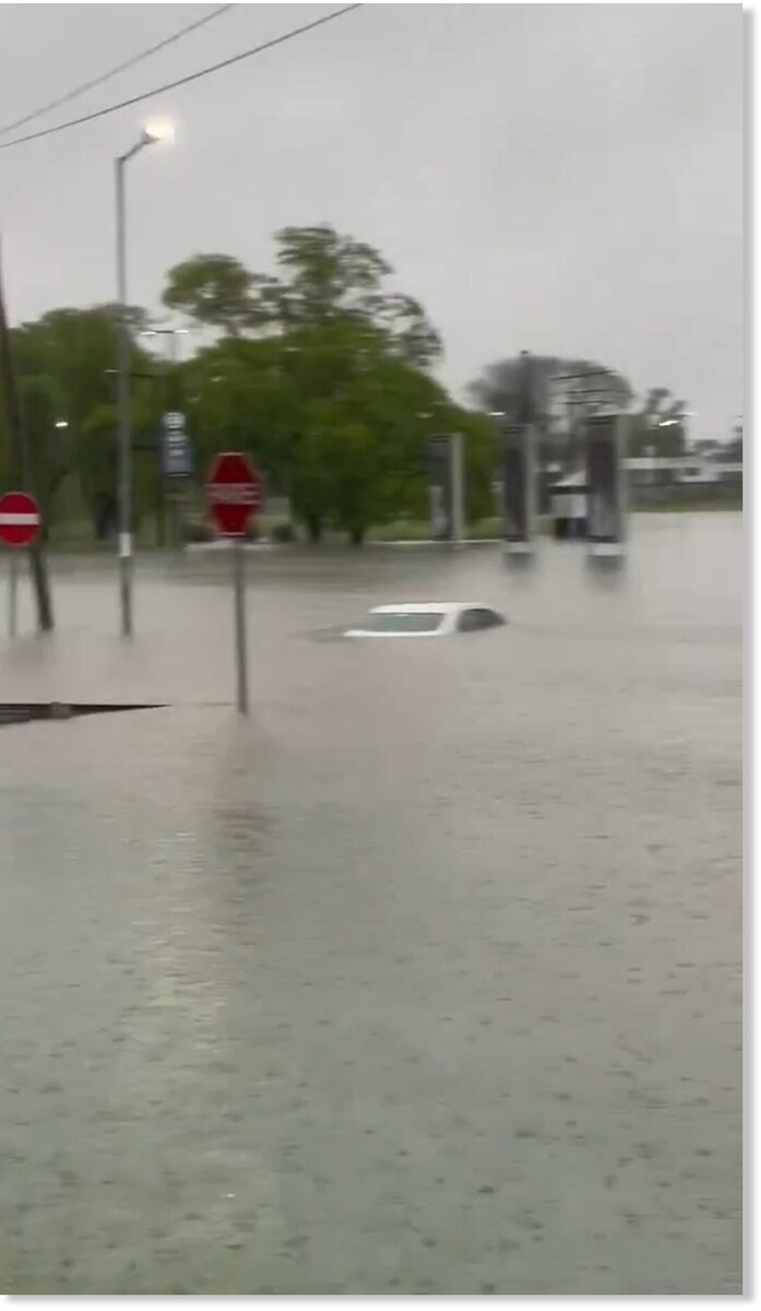 Click to enlarge Major flooding in Tecnópolis in Villa Martelli, Buenos Aires Province
