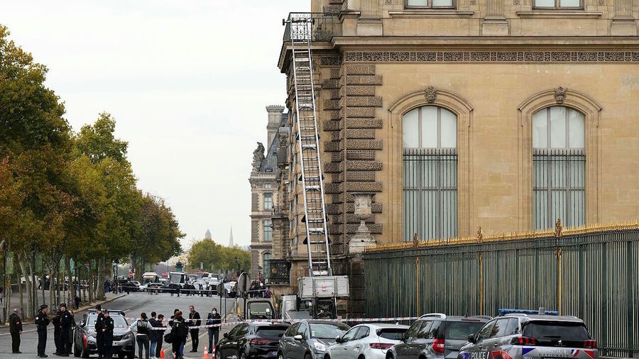 Click to enlarge louve robbery lift mount ladder