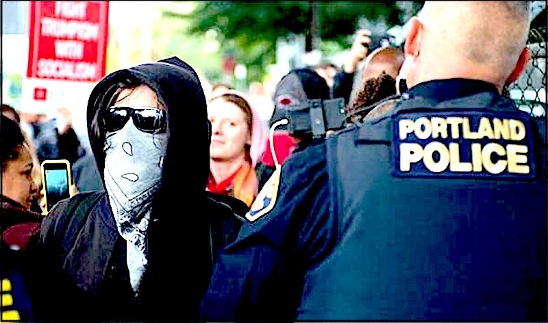 Portland crowd/police