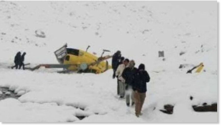 Crash on Mount Everest: Helicopter breaks in two