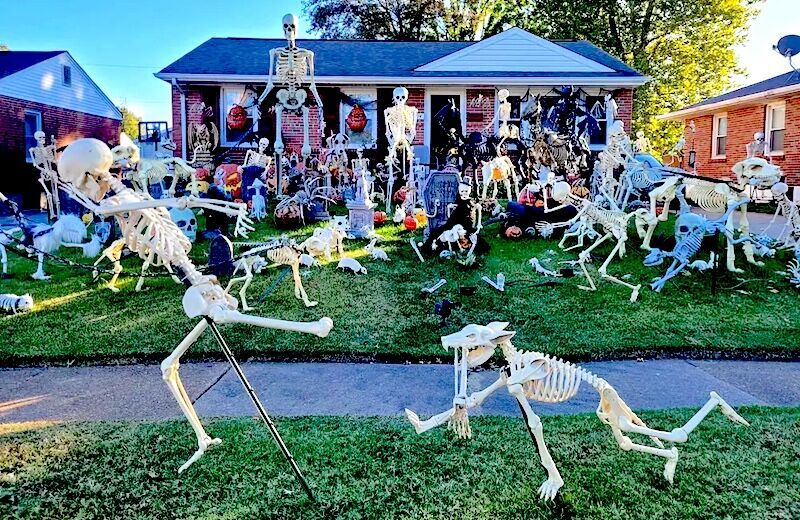yard full of boo stuff