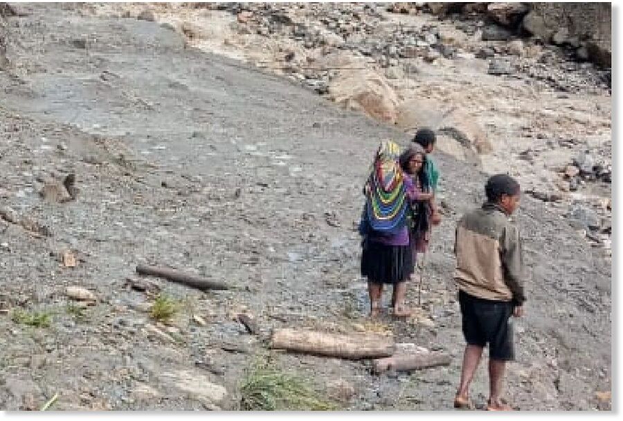 Click to enlarge Residents of Dal District, Nduga Regency, are searching for relatives who were lost due to flooding that hit the Panpan River, causing 15 people to go missing, in Kenyam.