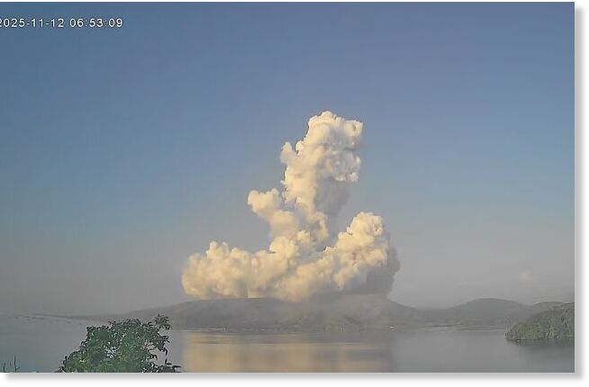 The eruption produced greyish plumes reaching 2,800m.