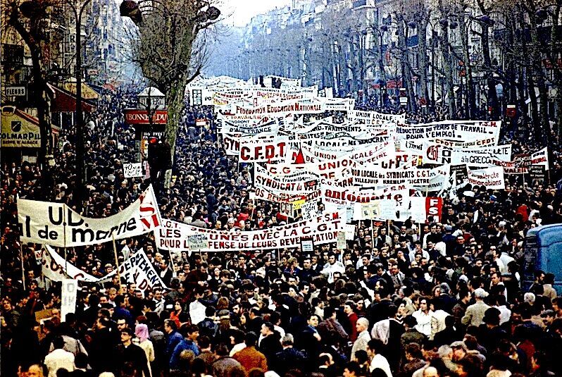 Click to enlarge Crowd/Banners