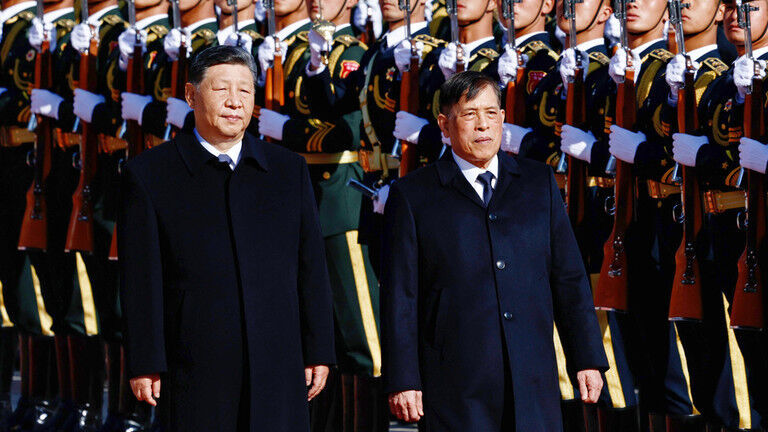 Click to enlarge Thailand's King Maha Vajiralongkorn, right, and Chinese President Xi Jinping