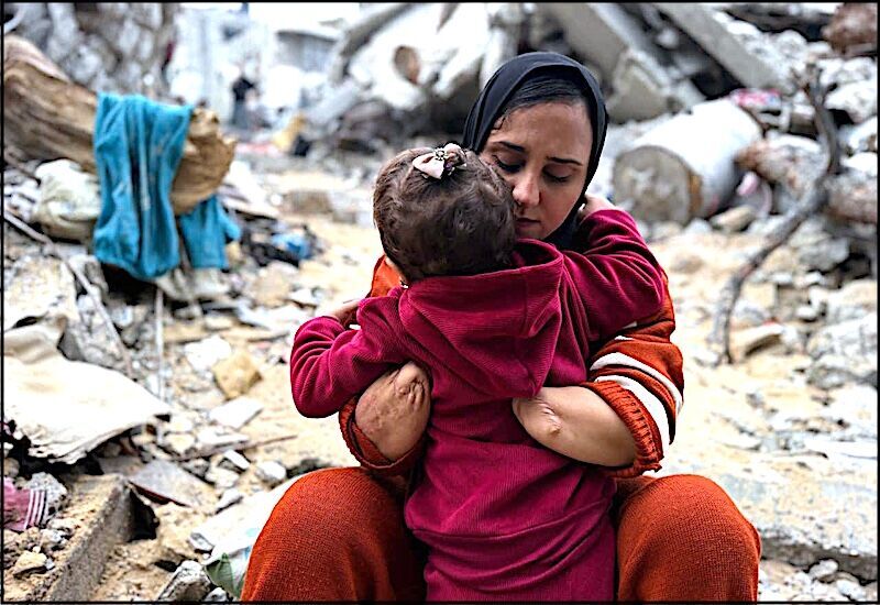 Click to enlarge Woman w/o hands and daughter