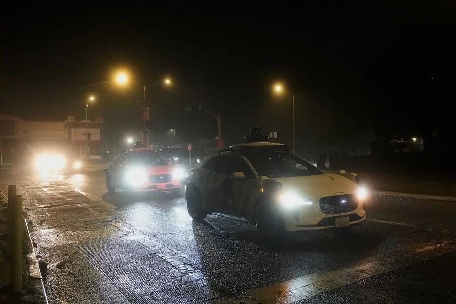 Click to enlarge waymo self driving cars stranded power outage san francisco