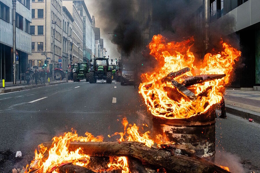 Click to enlarge street protest farmers brussels european union