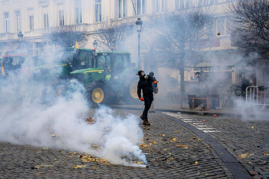 Click to enlarge brussels farmer protest tear gas